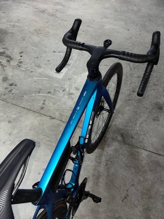 Bicicleta de carretera cube azul