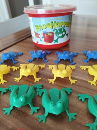 Juego FrogHoppers con ranas de colores