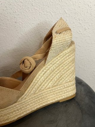 Cuña beige con lazo