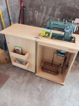 Máquina de coser Refrey con mueble