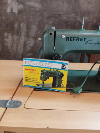 Máquina de coser Refrey con mueble