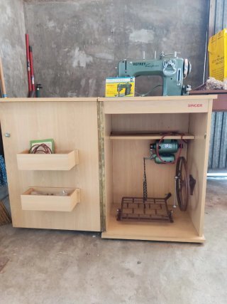 Máquina de coser Refrey con mueble