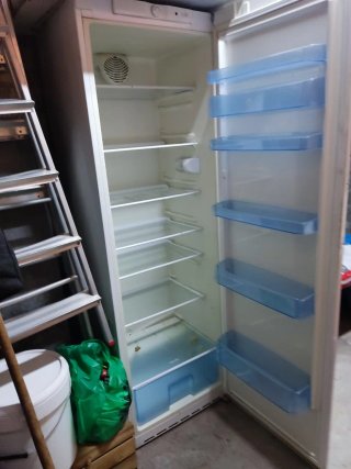 Máquina de coser Refrey con mueble