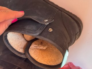 Ugg mini in pelle nera,foderati di lana di pecora