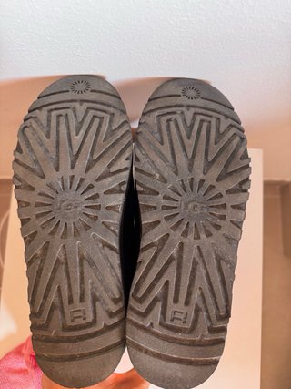 Ugg mini in pelle nera,foderati di lana di pecora