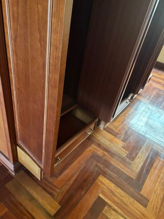 Armario clásico de madera con 6 puertas y cajones