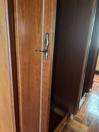 Armario clásico de madera con 6 puertas y cajones