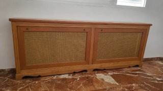 Cubre radiador de madera con rejilla