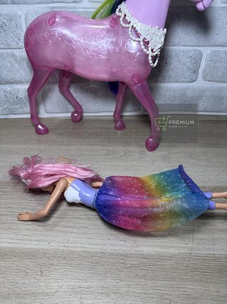 Unicornio y muñeca barbie