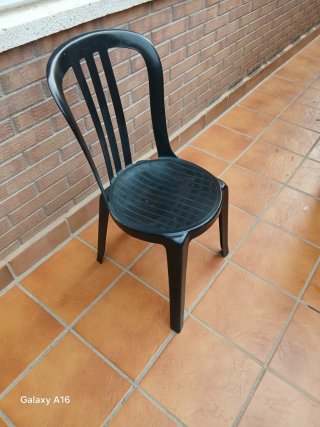 Silla de plástico negra