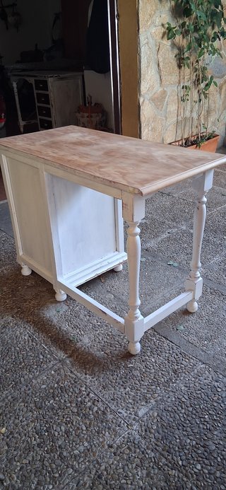 Escritorio de madera blanco y marrón