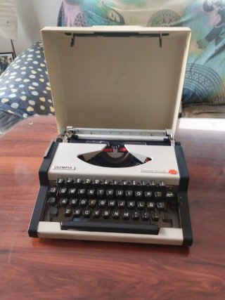 Máquina de escribir Olympia Traveller de Luxe