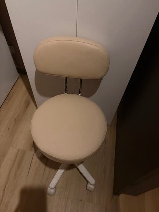 Taburete con ruedas beige