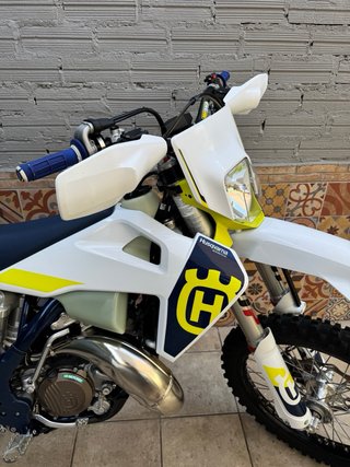 Husqvarna TE 150 Enduro Moto Blanca y Amarilla