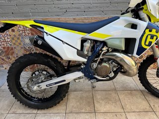 Husqvarna TE 150 Enduro Moto Blanca y Amarilla