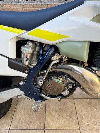 Husqvarna TE 150 Enduro Moto Blanca y Amarilla