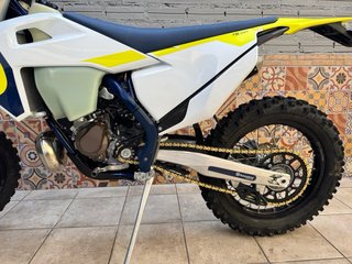Husqvarna TE 150 Enduro Moto Blanca y Amarilla