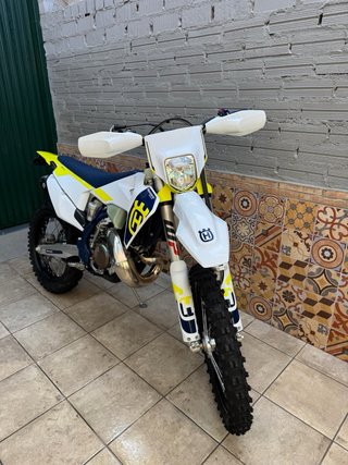 Husqvarna TE 150 Enduro Moto Blanca y Amarilla