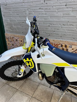 Husqvarna TE 150 Enduro Moto Blanca y Amarilla