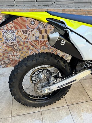 Husqvarna TE 150 Enduro Moto Blanca y Amarilla