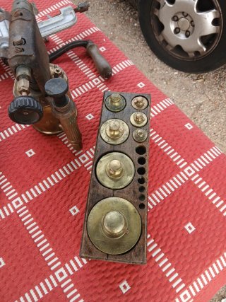 Lote antigüedades: báscula, soplete, picadora