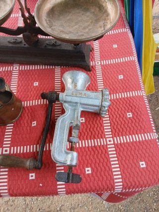 Lote antigüedades: báscula, soplete, picadora