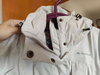 Chubasquero Quechua Beige prácticamente nuevo