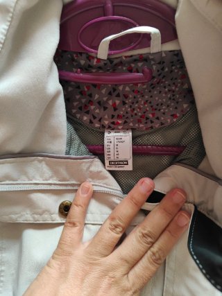 Chubasquero Quechua Beige prácticamente nuevo