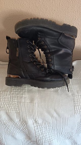 Botas negras con cordones y cremallera