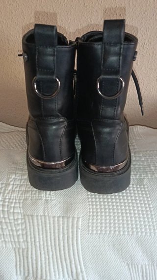 Botas negras con cordones y cremallera