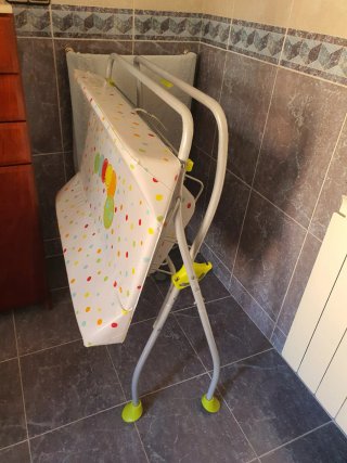 Cambiador de bebé con patas