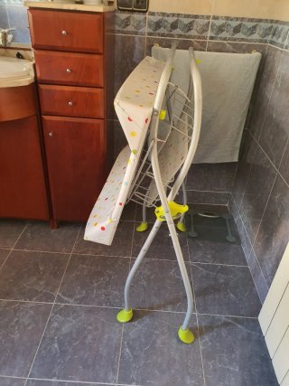 Cambiador de bebé con patas