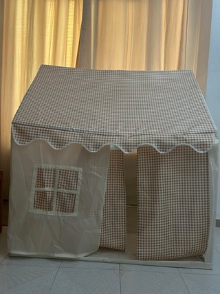 Casita de tela beige y vichy para niños.