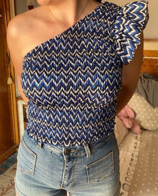 Blusa fruncida geométrica asimétrica
