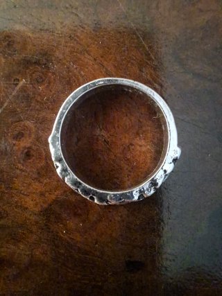 Anello metallo con decorazioni