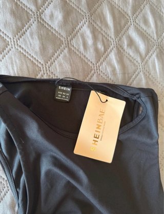 Vestido negro ajustado con abertura