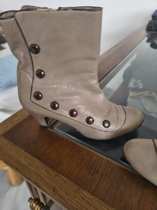 Botines beige con botones