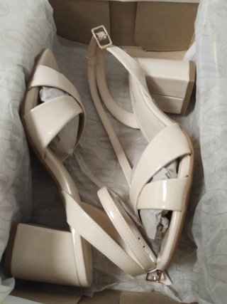 Sandalias charol beige
