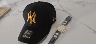 Gorra New Era NY Negra y Reloj Dorado