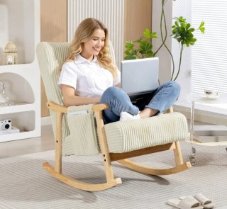 Silla mecedora beige con cojín lumbar