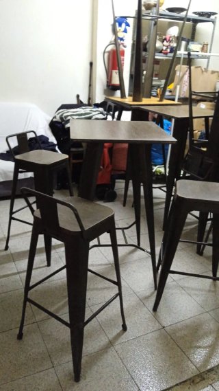 Mesas y sillas de bar de hierro y madera