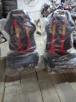 Asientos deportivos réplica RECARO con arneses