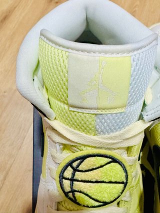 Jordan 1 Mid Talla 41 Cuero Blanco Amarillo Negro