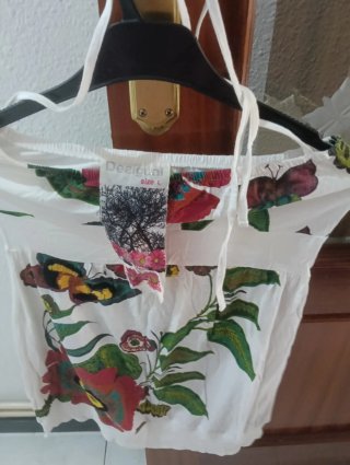 Vestido corto estampado flores y mariposas