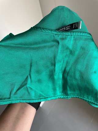 Top satén Zara verde