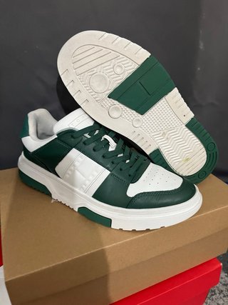 Zapatillas deportivas verdes y blancas