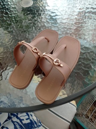 Sandalias marrones con detalle dorado