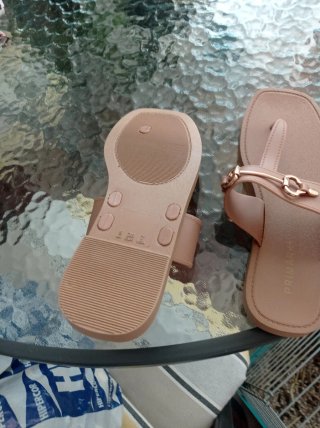 Sandalias marrones con detalle dorado