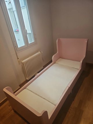 Cama infantil + mesita + armario rosa BUSUNGE