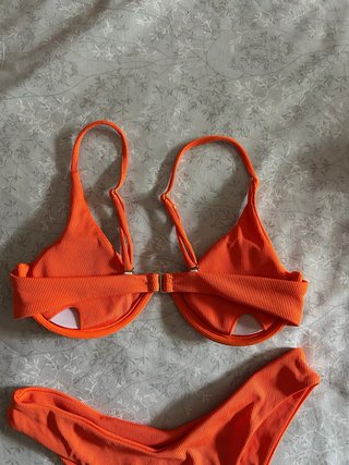 Bikini naranja con textura acanalada